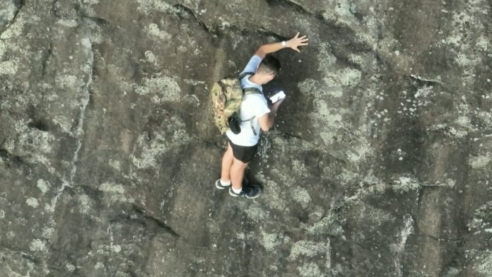 Daredevil Hiker Stuck On Ledge Calls 911 With One Hand, Holds On With Other